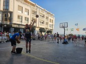 La plaza de la Costilla vive la emoción del baloncesto con el I Concurso de Triples