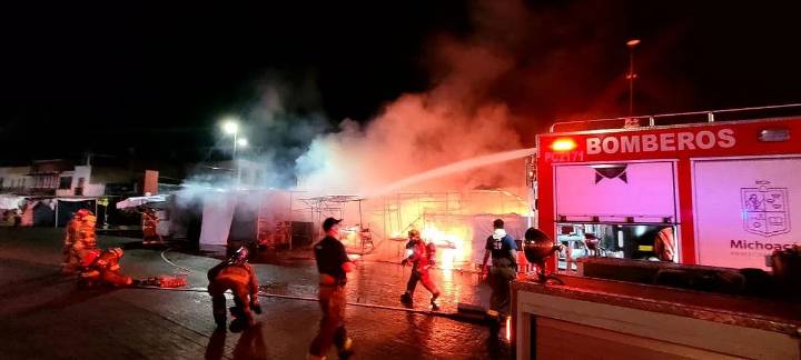 Bomberos: Héroes sin capa y anteponiendo su vida por proteger a los demás