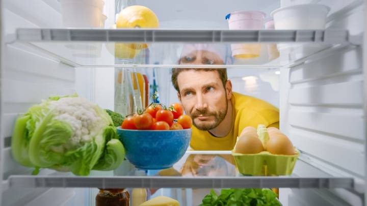 Este es el ‘punto ciego’ de la nevera que a menudo descuida y que podría generar un problema de higiene en su cocina