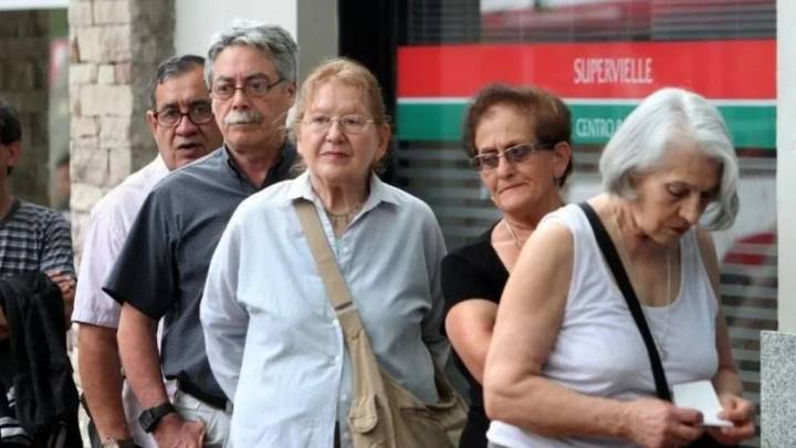 Jubilados y pensionados: seguirá el bono «congelado» durante septiembre