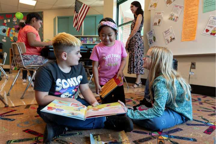 Los estudiantes del área metropolitana de Portland regresaron hoy a la escuela