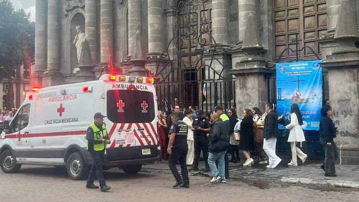 Pelea entre ambulantes deja un lesionado afuera de la Catedral de Toluca