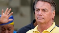 La policía de Brasil dice que el expresidente Jair Bolsonaro planeaba huir a Argentina para pedir asilo