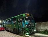 Van tras chofer de camión urbano involucrado en accidente con dos personas muertas
