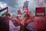 Rabbis, Cantors Rally in Front of Israeli Consulate General