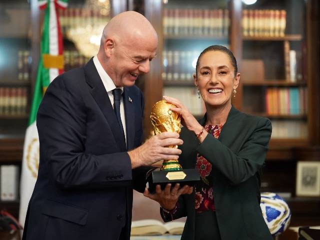 Sheinbaum recibe la Copa del Mundo en Palacio Nacional