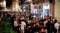 Las fiestas de Gràcia empiezan con polémica por las barras de bebidas en las calles