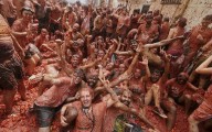 "La Tomatina" en Buñol, España reunió a miles en una guerra de tomates sin igual (+Fotos)