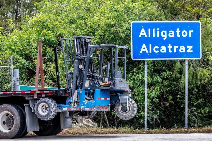 Una jueza ordena desmantelar el centro migratorio 'Alligator Alcatraz' dentro de 60 días