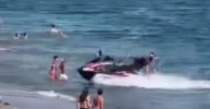Susto en Mijas al salir una moto de agua disparada a la orilla sin conductor