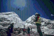 Así se rescata el Everest de la basura humana: “los drones no solo sirven para la guerra”