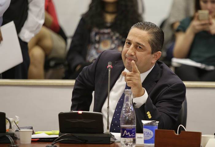 «No buscó retenes de bandidos, ejerzo mi labor de congresista», Triana a Petro