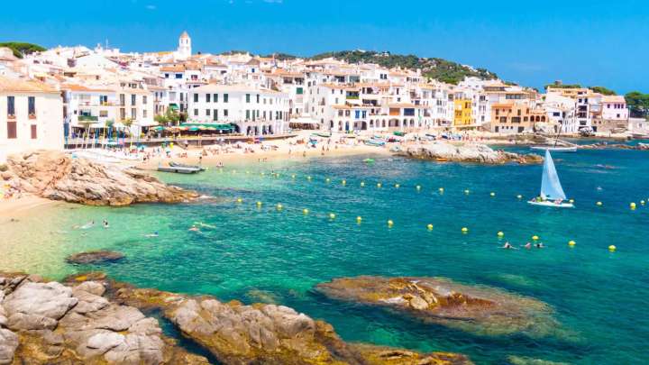 El pueblo más bonito de España para viajar en agosto está cerca de Aragón: calas de agua turquesa y casas blancas