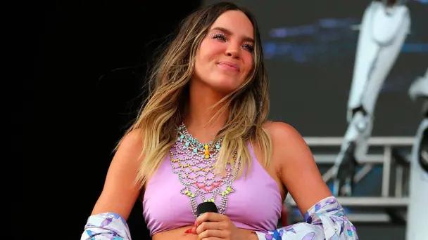 Belinda conmueve al abrazar a fan en silla de ruedas