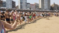 Gijón abarrota San Lorenzo para bailar la danza prima y vibrar con el Restallón: "Es una tradición que no hay que perder"