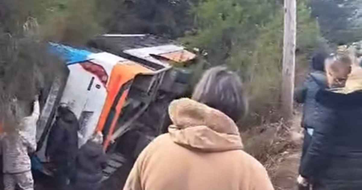 Un colectivo volcó en Bariloche en la ruta de acceso la Cerro Catedral: una persona fue trasladada al hospital