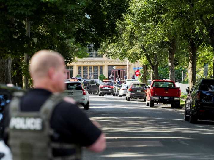 Tiroteo en una escuela primaria en Minneapolis: afirman que hay varios chicos heridos y el atacante, muerto