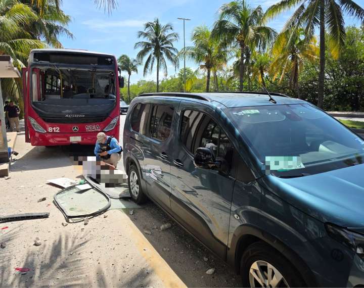 Camión de transporte público choca contra paradero en la Zona Hotelera de Cancún; hay tres lesionados
