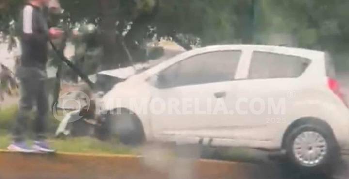 Chava impacta su auto contra árbol esta mañana en Morelia