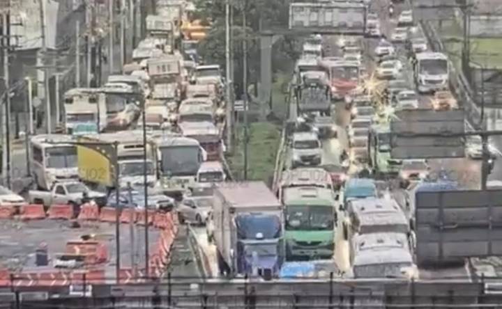 Calzada Ignacio Zaragoza colapsada por socavón ¿Cómo evitar el caos vial?