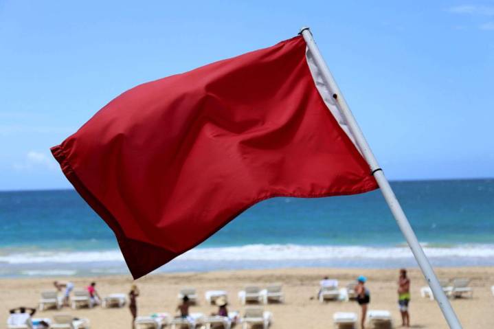 Trágico domingo en el mar: ahora buscan turista arrastrado por la corriente en playa en Manatí – NotiCel 