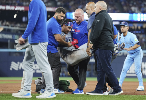 Receptor de Cachorros Miguel Amaya sale en camilla tras lesionarse tobillo en primera base