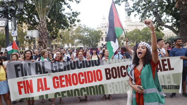 Cientos de personas claman contra el asesinato de periodistas en la Franja de Gaza