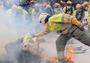 La concentración por los incendios recibe a Mañueco en la Cortes al grito de «Quiñones dimisión»