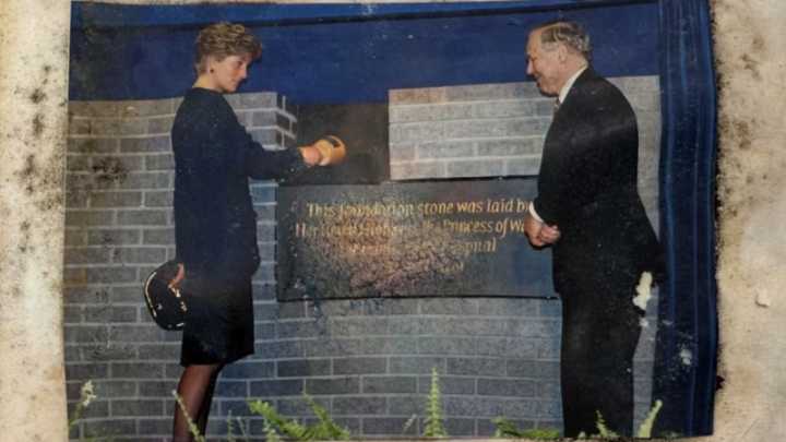 Disco de Kylie Minogue y TV de bolsillo: desentierran cápsula del tiempo sellada por la princesa Diana en hospital de Londres