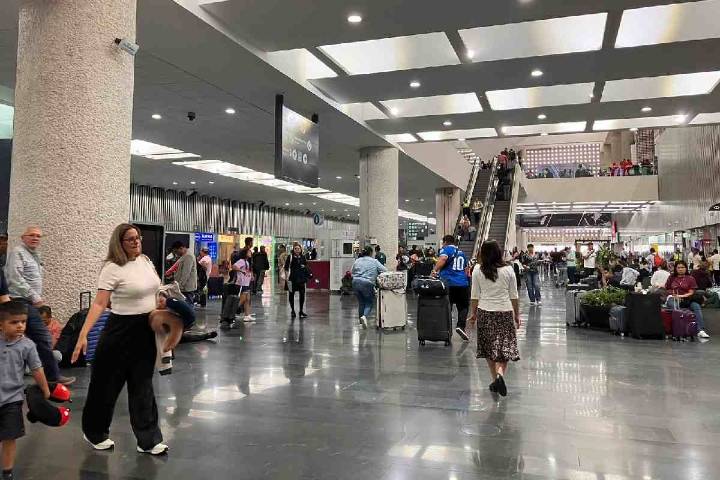 “Perdí 20 horas de mi vida”: pasajeros quedan varados en el AICM tras cancelación de vuelos por lluvias