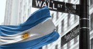 Acciones y bonos argentinos suben a contramano de Wall Street