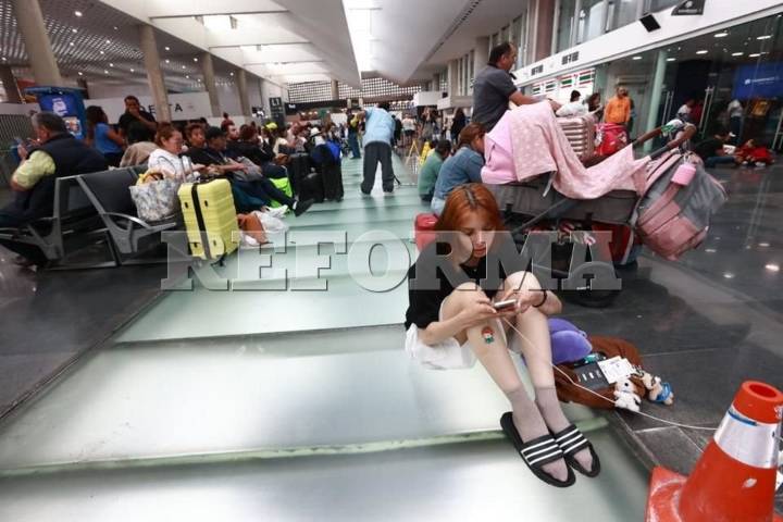 Continúa caos en AICM tras cancelación de vuelos por lluvia