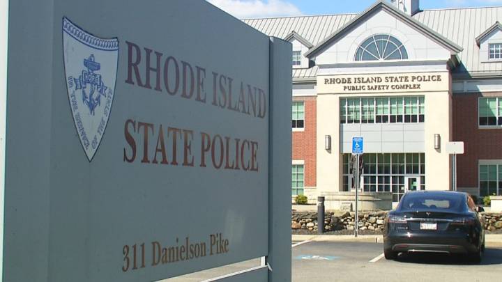 Policía Estatal de Rhode Island arresta un hombre por posesión de drogas y armas en una guardería