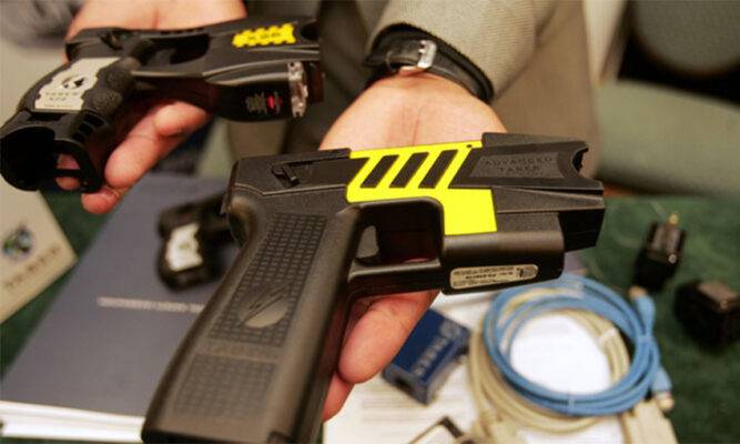 Gobierno autoriza implementación  de pistolas taser en Carabineros