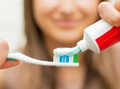 Sernac emite alerta de seguridad por pasta dental ante posibles efectos adversos causados por saborizante