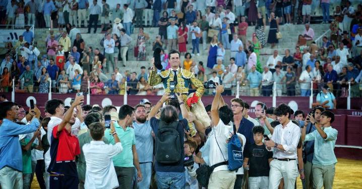 Feria taurina de Málaga: Puerta Grande para Luque en el cumpleaños de José Tomás