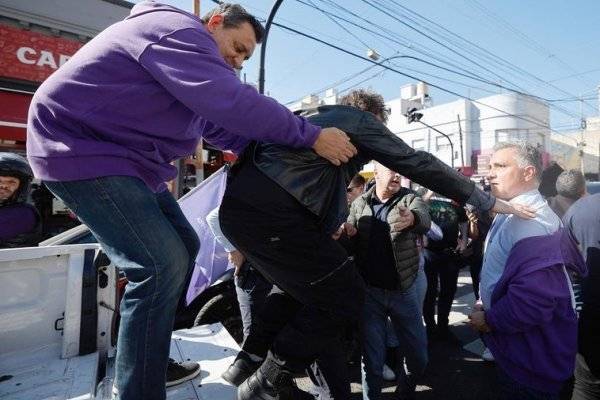 Milei, evacuado de un acto electoral tras el lanzamiento de objetos contra su caravana por parte de los opositores
