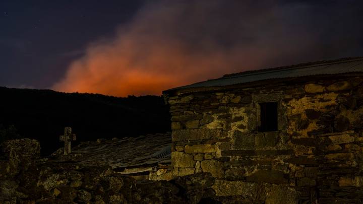 Los incendios arrasan el Macizo Central de Ourense y obligan a desalojar a varios vecinos