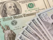 ¿Se viene un estímulo al cheque de $1,390 dólares este agosto de 2025? Cuándo llegaría y todo lo que sabemos tras la propuesta de reembolso de Trump