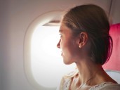 ¿Pagaste por un asiento en el avión al lado de la ventanilla pero sólo había pared? La polémica que podría llegar a los tribunales