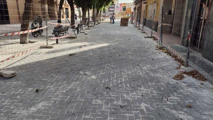 La calle de la Iglesia de Patiño (Murcia) estrena adoquín