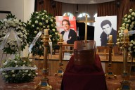 El último adiós a Manuel de la Calva, la mitad del Dúo Dinámico: fans a las puertas de la SGAE y un canto de Resistiré