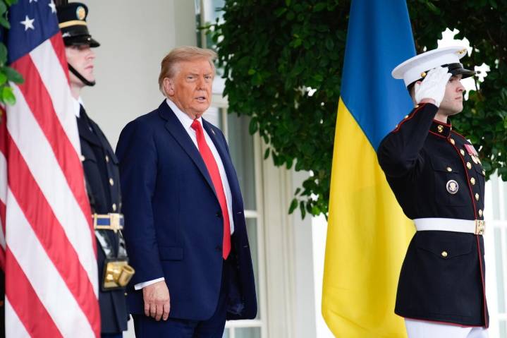 Trump dice que saldrá hoy a patrullar las calles de Washington con la Policía y el Ejército