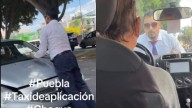Chofer por aplicación choca a taxi en Puebla y huye con el conductor sobre el cofre