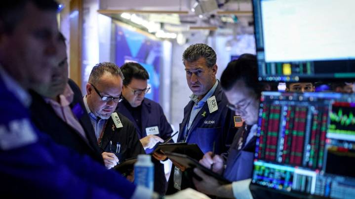 El dólar oficial sube $20 y se vende a $1360, mientras las acciones argentinas en Wall Street bajan hasta 5%