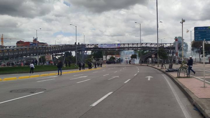 Encapuchados protagonizan desmanes en la entrada de la calle 26 de la Universidad Nacional: autoridades realizan cierres preventivos