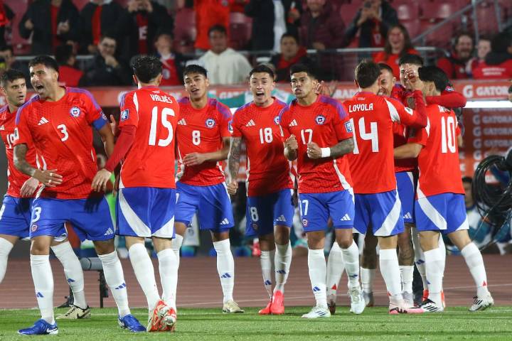“Deberían regalarlas”: hinchas critican precios de las entradas para ver a Chile ante Uruguay por las Eliminatorias