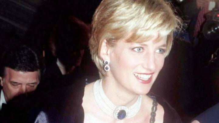 El vestido lencero de la princesa Diana de los 90 regresa como el favorito para el otoño para vernos como princesas.