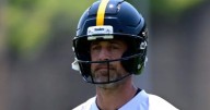 NFL 2025: Aaron Rodgers obligado a cambiar de casco y no está nada feliz