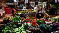 A subasta más de 100 lotes de puestos en los mercados municipales de València